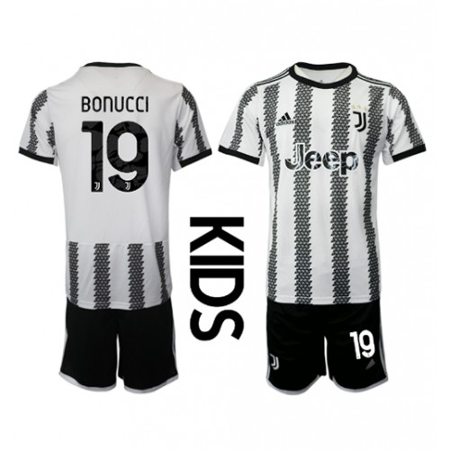 Juventus Leonardo Bonucci #19 Hjemmedraktsett Barn 2022-23 Kortermet (+ Korte bukser) Juventus Leonardo Bonucci #19 Hjemmedraktsett Barn 2022-23 Kortermet (+ Korte bukser)